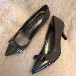 NWOT Anne Klein Gray Suede Kitten Heels Size 8.5